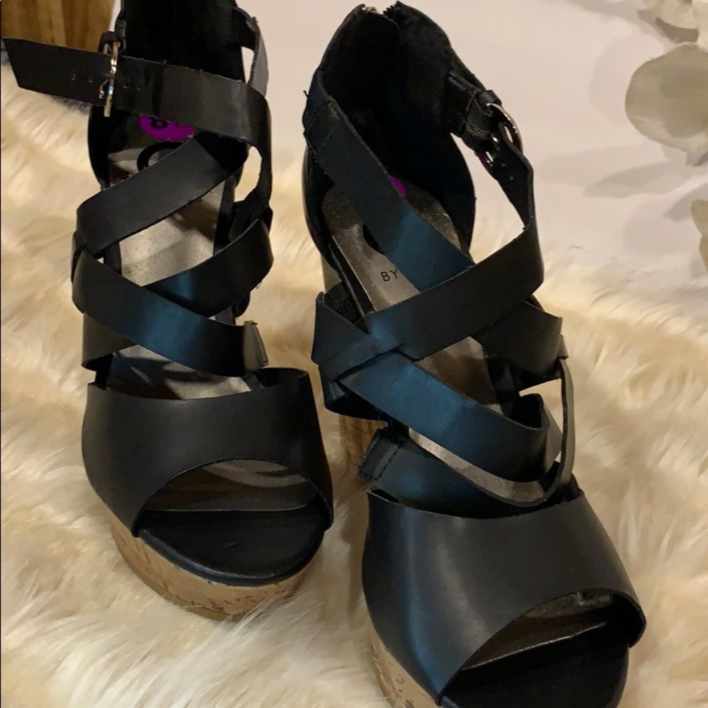 GUESS  SANDALS WEDGES PLATFORM🦋